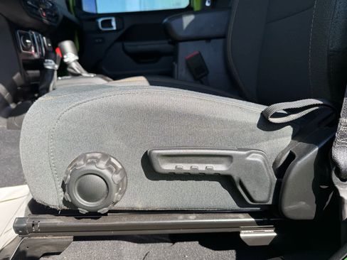 Used 2025 Jeep Gladiator Sport image 12