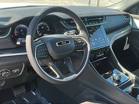 New 2025 Jeep Grand Cherokee L Laredo image 14