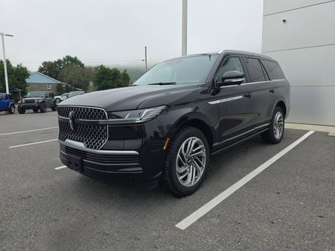 Used 2026 Lincoln Navigator Reserve AWD/4WD image 9