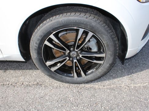 Used 2018 Volvo XC60 T6 Momentum w/ Protection Package Premier image 10