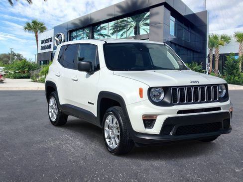 Used 2023 Jeep Renegade Latitude AWD/4WD image 3
