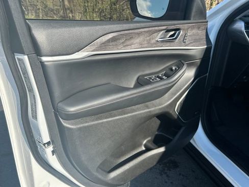 Used 2023 Jeep Grand Cherokee L Limited w/ Black Appearance Package image 12