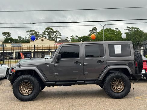 Used 2018 Jeep Wrangler Unlimited Sahara AWD/4WD image 10