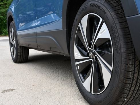 New 2025 Volkswagen Taos SE image 9