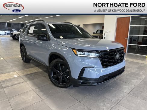 Used 2025 Honda Pilot Black Edition image 1