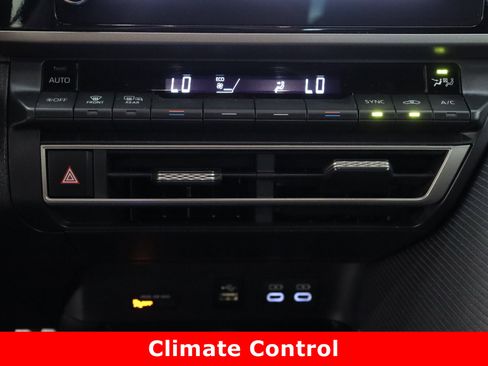 Used 2025 Toyota Camry SE w/ Convenience Package image 20