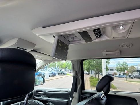 Used 2016 Chrysler Town & Country Touring w/ Driver Convenience Group FWD image 18