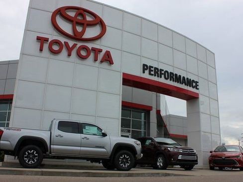 Used 2022 Toyota RAV4 XLE w/ Carpet Mat Package (TMS) image 18