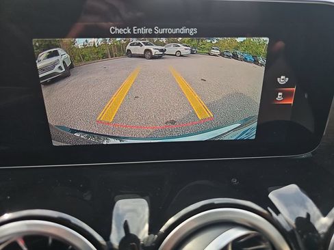 Used 2023 Mercedes-Benz GLB 250 4MATIC w/ Premium Package image 15