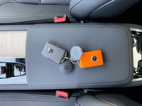 Used 2025 Volvo XC90 B6 Core w/ Protection Package Premier image 14