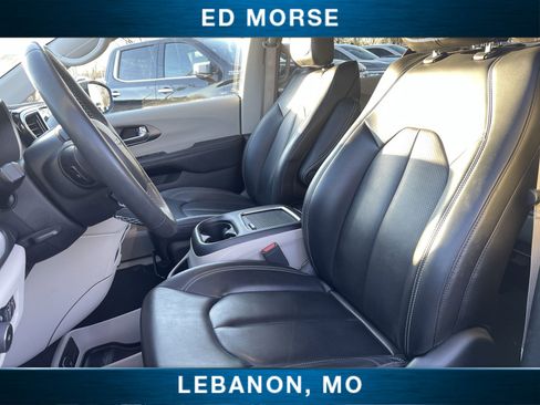 Used 2023 Chrysler Pacifica Touring-L image 18