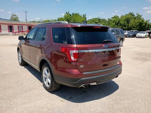 Used 2018 Ford Explorer XLT FWD image 3
