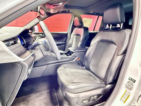 Used 2023 Jeep Grand Cherokee Altitude AWD/4WD image 19