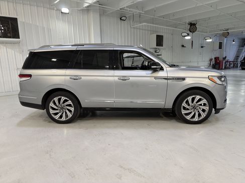 Used 2022 Lincoln Navigator Reserve image 6