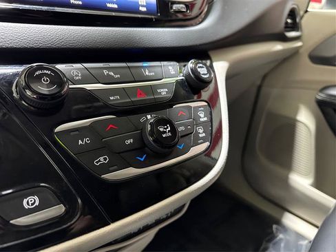Used 2023 Chrysler Pacifica Touring-L image 24