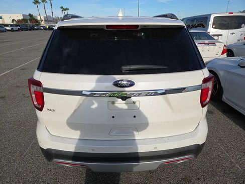 Used 2017 Ford Explorer XLT w/ Equipment Group 202A FWD image 3