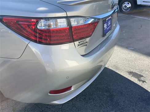 Used 2015 Lexus ES 300h image 10
