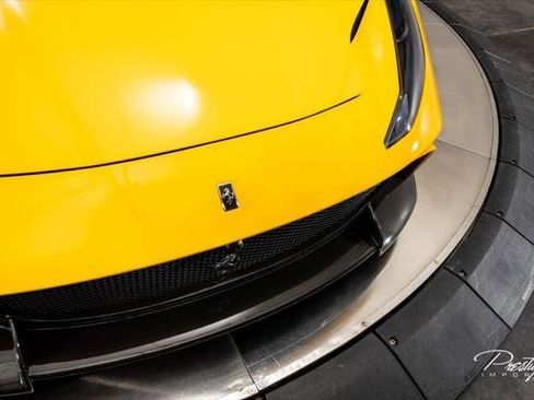 Used 2018 Ferrari 812 Superfast RWD image 6