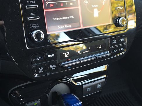 Used 2022 Toyota Prius L Eco image 17