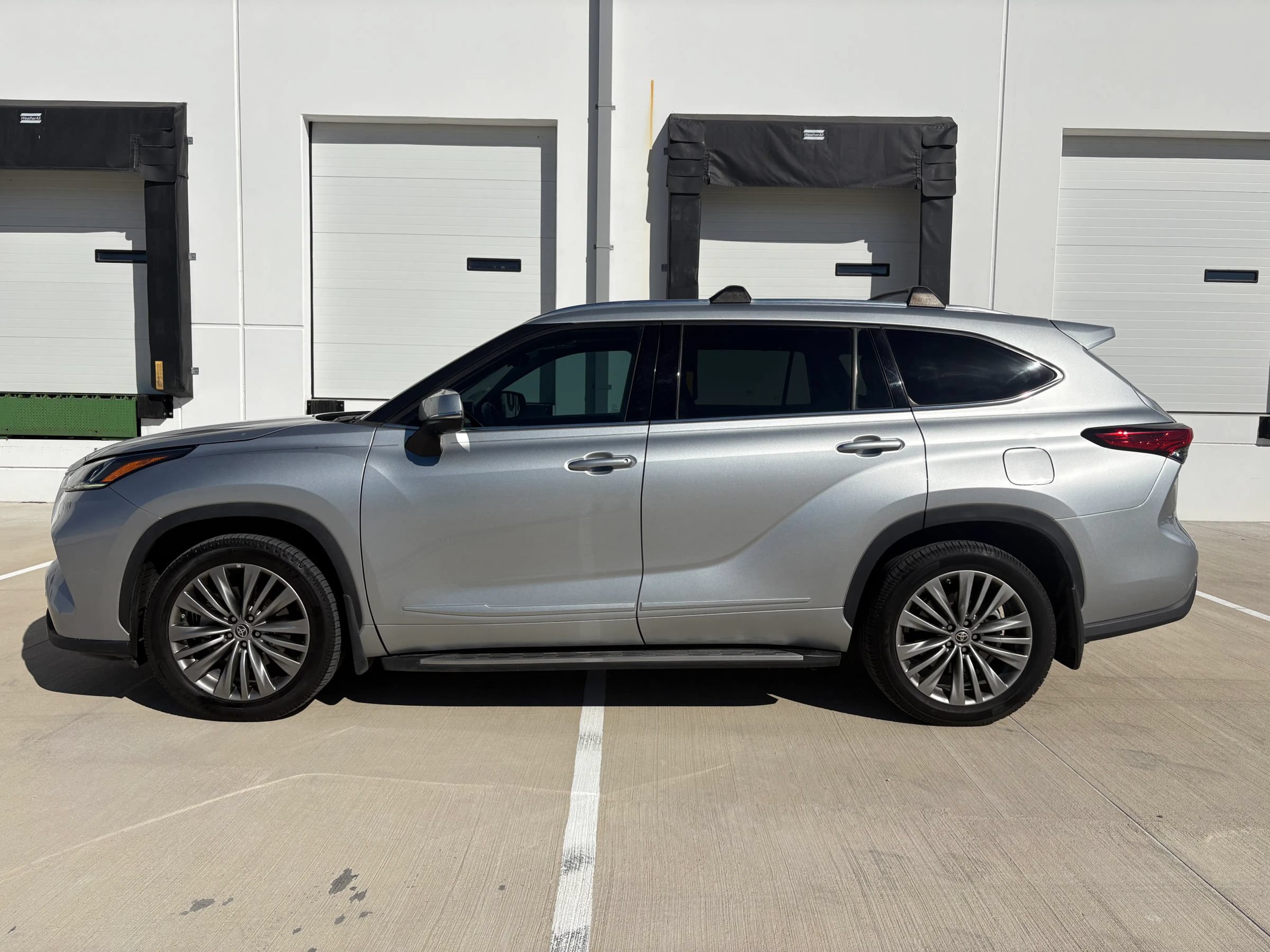 Used 2021 Toyota Highlander Platinum FWD image 6