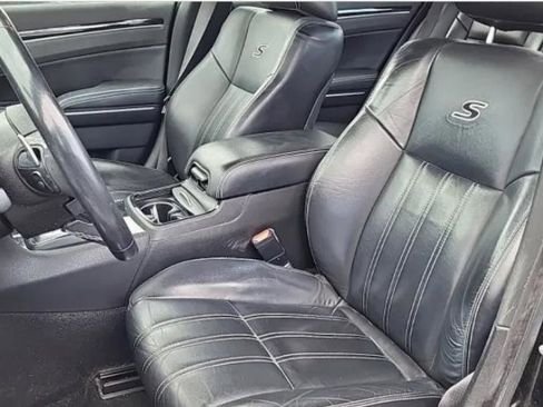 Used 2019 Chrysler 300 S image 8