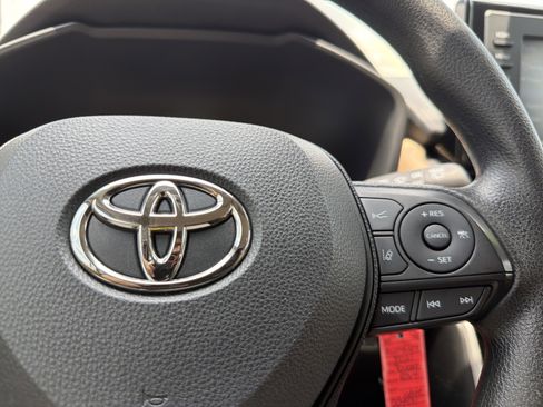 Used 2021 Toyota RAV4 LE AWD/4WD image 11