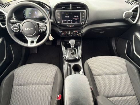 Used 2025 Kia Soul LX w/ LX Technology Package FWD image 15