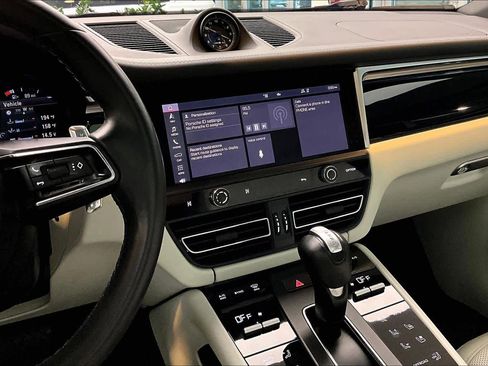 Used 2022 Porsche Macan w/ Premium Package Plus image 8