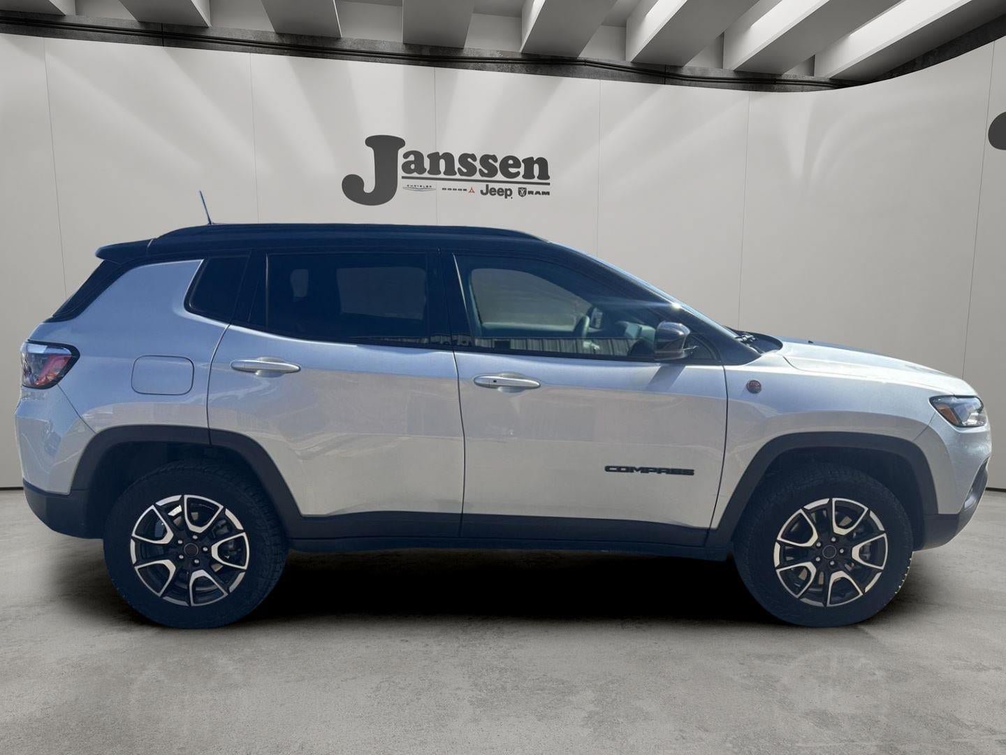 Used 2025 Jeep Compass Trailhawk AWD/4WD image 5