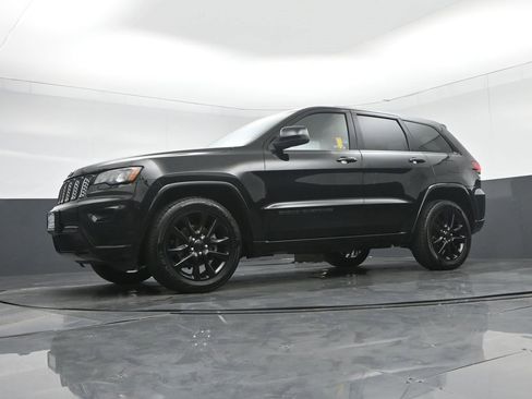 Used 2017 Jeep Grand Cherokee Altitude image 57