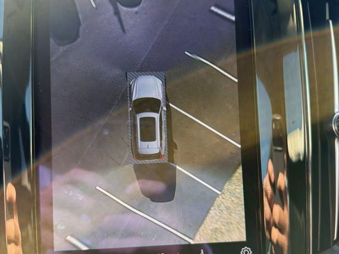 Certified 2023 Volvo XC60 B5 Plus w/ Climate Package image 9