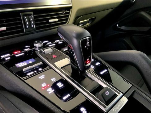 Used 2023 Porsche Cayenne w/ Premium Package image 17