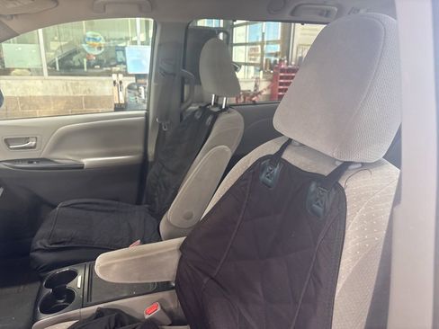 Used 2018 Toyota Sienna LE image 18