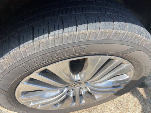 Used 2021 Toyota Venza XLE w/ Softex Package image 22