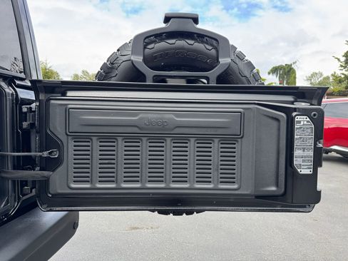 Used 2024 Jeep Wrangler Unlimited Rubicon AWD/4WD image 28