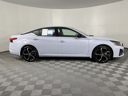 Used 2025 Nissan Altima 2.5 SR FWD image 9