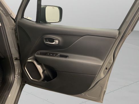 Used 2022 Jeep Renegade Latitude AWD/4WD image 24
