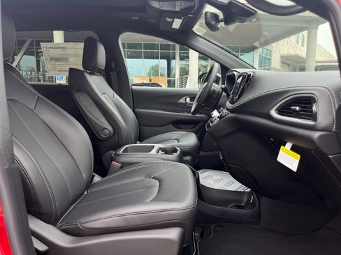New 2026 Chrysler Pacifica Select image 28