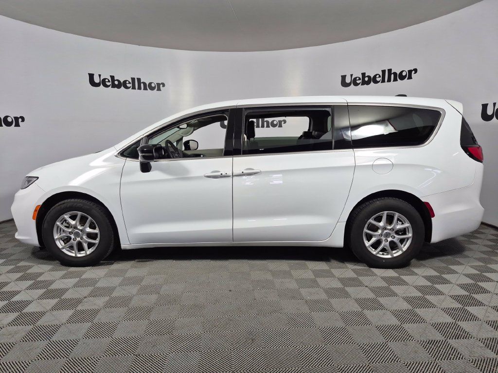 Used 2024 Chrysler Pacifica Touring-L FWD image 4