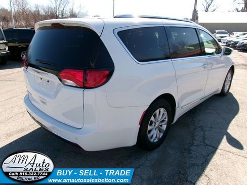 Used 2018 Chrysler Pacifica Touring-L image 5