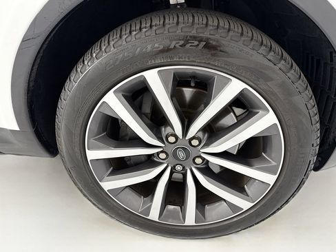 Used 2024 Land Rover Discovery Dynamic SE AWD/4WD image 32