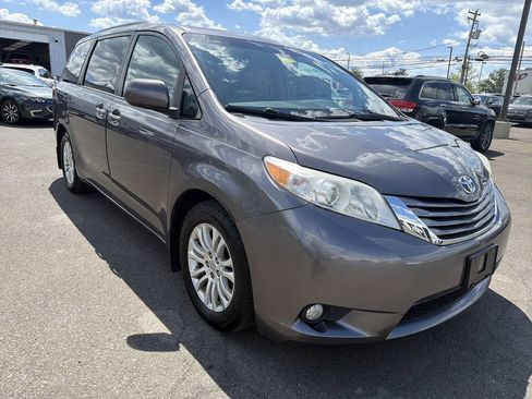 Used 2015 Toyota Sienna XLE Premium FWD image 7