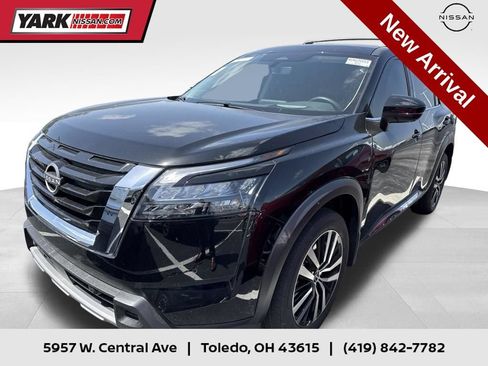 Certified 2025 Nissan Pathfinder Platinum AWD/4WD image 1