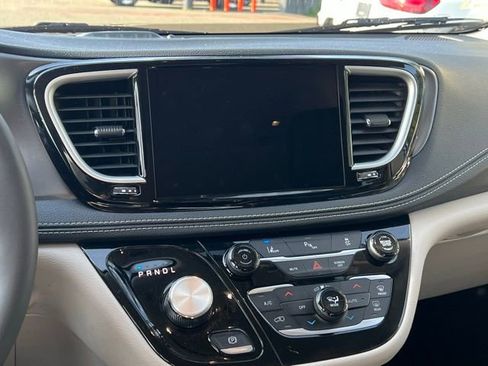 Used 2024 Chrysler Pacifica Select image 19