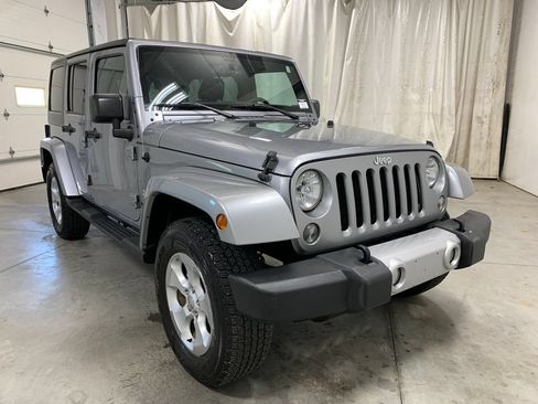 Used 2015 Jeep Wrangler Unlimited Sahara w/ Connectivity Group AWD/4WD image 14