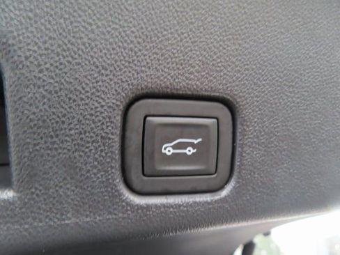 Used 2025 Chevrolet Traverse LT w/ Sun and Wheel Package image 37