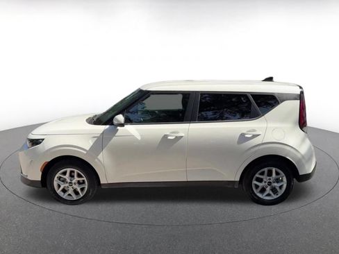 Used 2025 Kia Soul LX w/ LX Technology Package FWD image 9