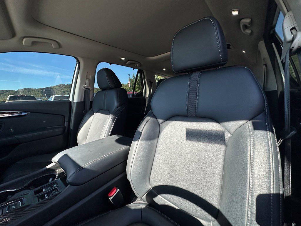 Used 2025 Honda Pilot Touring image 17
