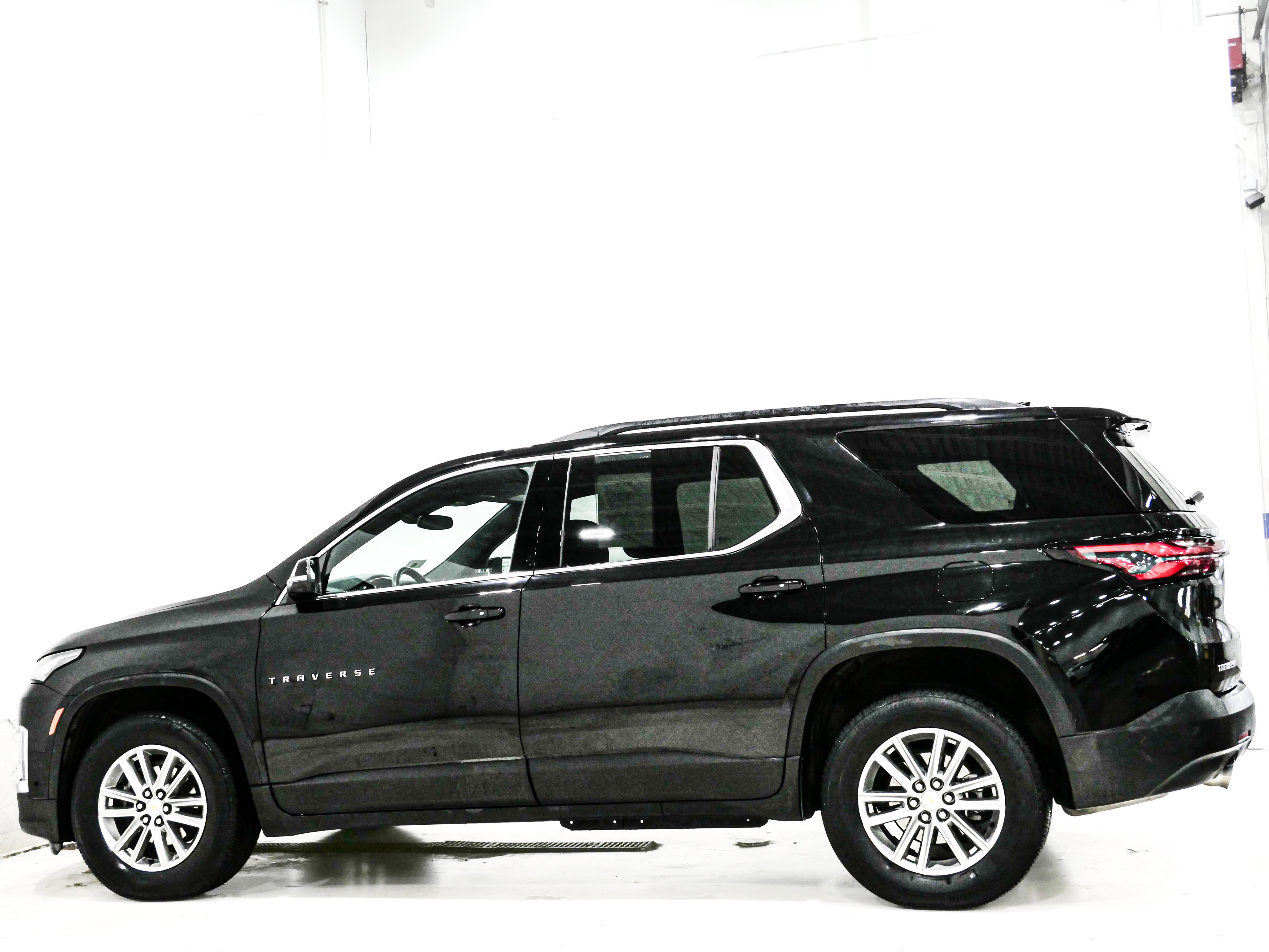 Used 2023 Chevrolet Traverse LT FWD image 5