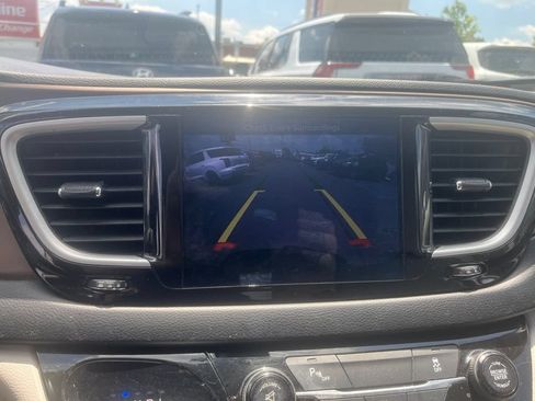 Used 2017 Chrysler Pacifica Touring-L w/ Tire & Wheel Group FWD image 18